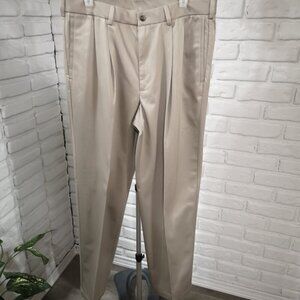 Haggar Men's Size 36/32 Grey Pleated Front Straight Leg Chinos